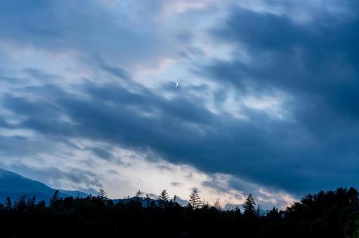 月と夕景の空 月と夕景の空の写真