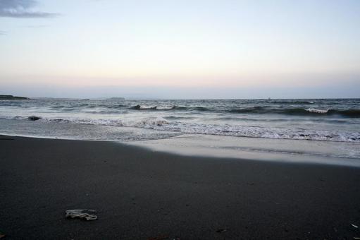 夕暮れ時の海岸線 夕暮れ時の海岸線 海,波,海岸の写真素材