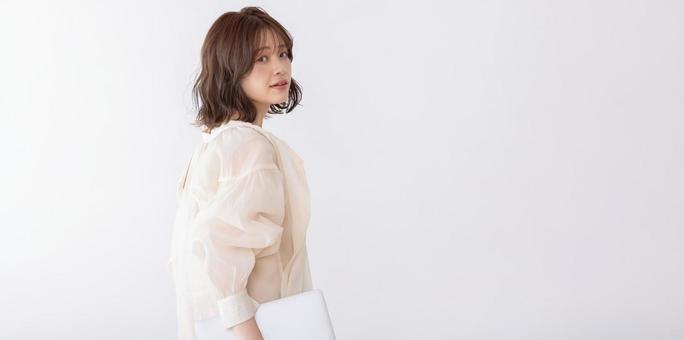 ノートパソコンを持つ若い女性 ノートパソコンを持つ若い女性 女性,人物,20代の写真素材