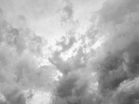 上昇する雲 モノクロ 上昇する雲 モノクロ 白黒,曇り,空の写真素材