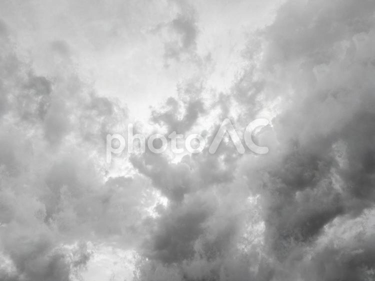 上昇する雲　モノクロ 白黒,曇り,空の写真素材
