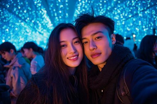 イルミネーションを楽しむ幸せな二人 イルミネーションを楽しむ幸せな二人の写真