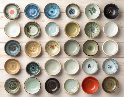 規則正しく並ぶ和食器 規則正しく並ぶ和食器の写真