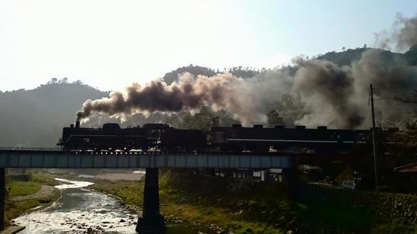 橋をわたるSLの写真