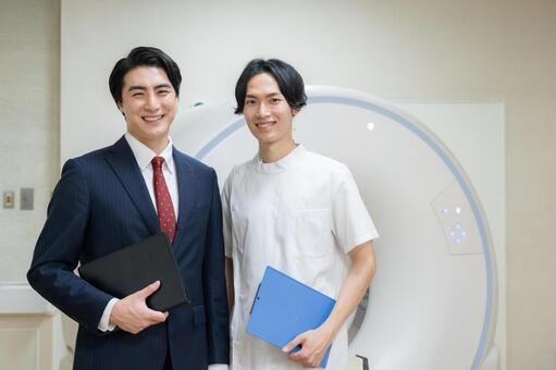 CTをメンテナンスするビジネスマンと医者 mri,メンテナンス,ビジネスマンの写真素材