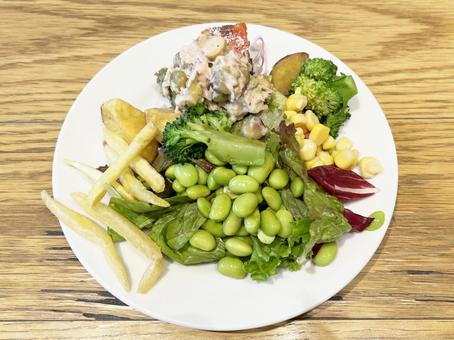 サラダバーで盛った野菜が山盛りのサラダ サラダバーで盛った野菜が山盛りのサラダ サラダ,サラダバー,盛り付けの写真素材