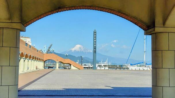 清水港から見た冬の富士山 海,風景,冬の富士山の写真素材