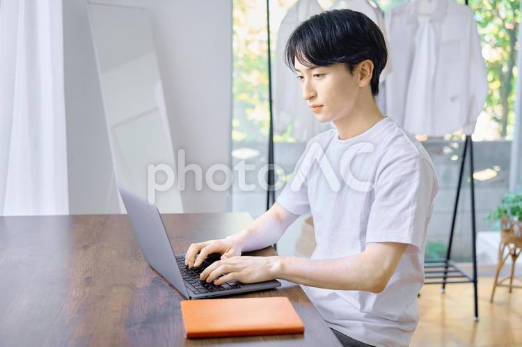 テレワーク　男性　リモート　パソコン 男性,ノートパソコン,リモートワークの写真素材