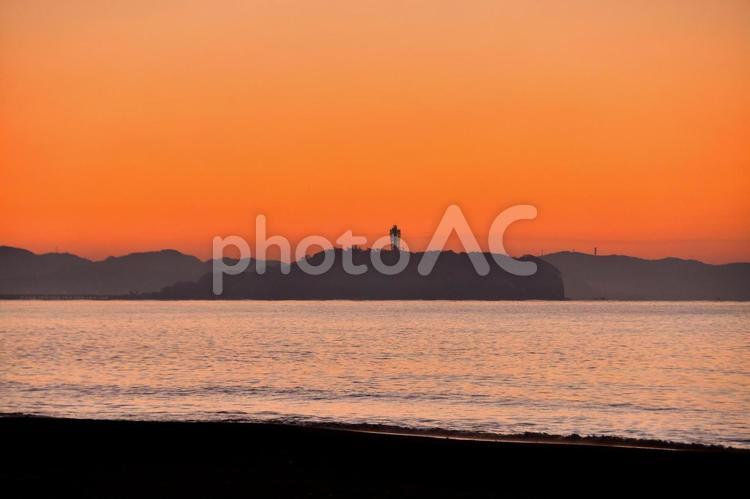 風景　日の出前の江の島（コントラスト強バージョン） 風景,日の出,日の出前の写真素材