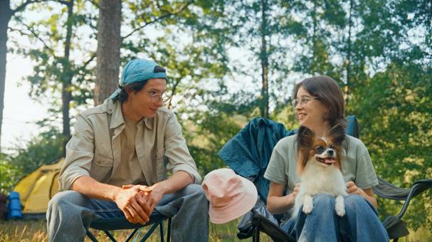 森の中でリラックスする恋人 男女,外国人,犬の写真素材