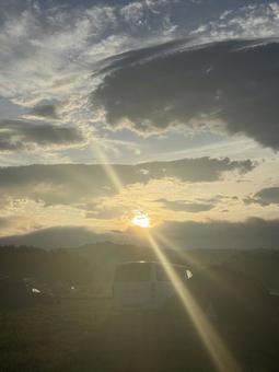 キャンプ場の朝日 キャンプ場の朝日の写真