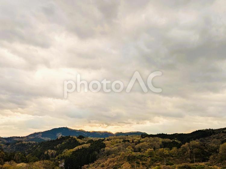 新緑の山と夕日の幻想的風景 夕日,幻想的,新緑の写真素材