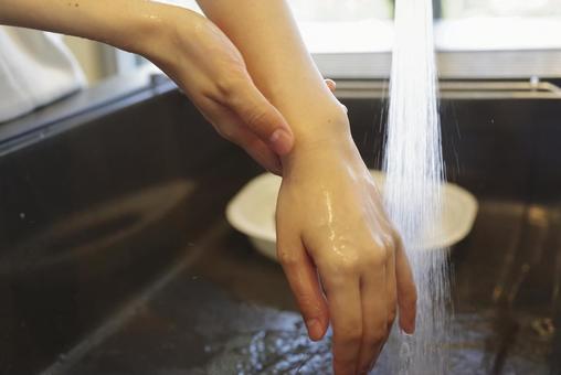 キッチンで手を洗う女性の手元 手洗い,手を洗う,水道の写真素材