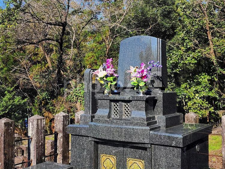 お墓参り　里山の秋 お墓参り,秋,里山の写真素材
