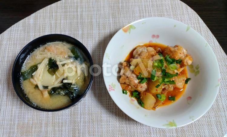 キムチ炒め煮と味噌汁 おうちごはん,手作り,テーブルフォトの写真素材
