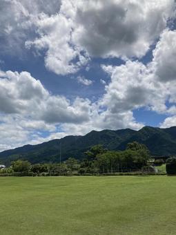 夏の空と雲と山と緑(縦) 夏の空と雲と山と緑(縦)の写真