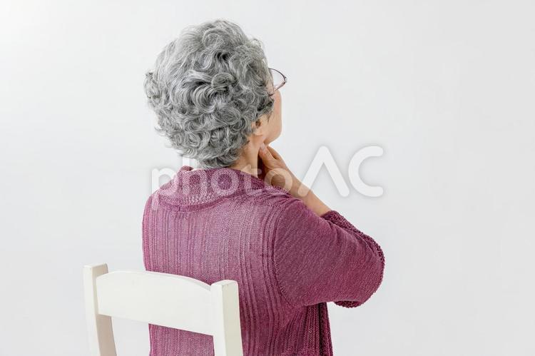 喉を痛がる高齢者の後ろ姿 高齢者,喉,嚥下の写真素材