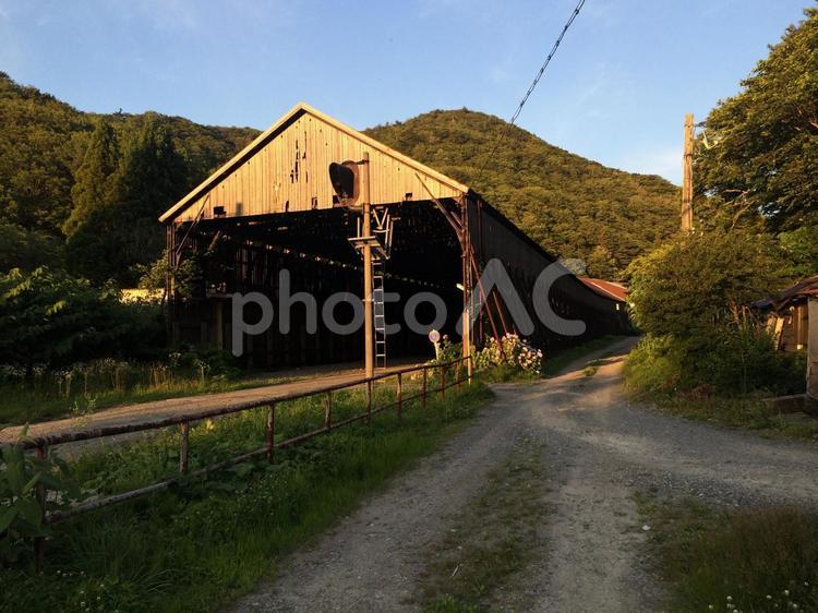 黄昏時の夕日染まった山形峠駅の駅前と駅舎 峠駅,出入口,駅舎の写真素材