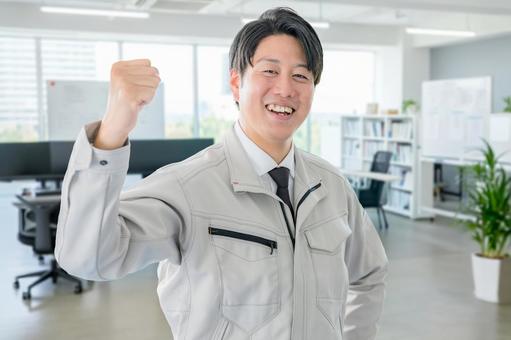 ガッツポーズする男性 ビジネスマン,作業服,ガッツポーズの写真素材