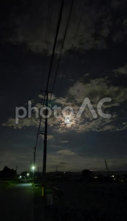 夏、田舎の夜、月と雲 夜空,月,田舎の写真素材