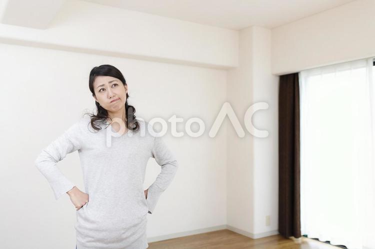 住宅イメージと女性 トラブル 住宅,家,建築の写真素材