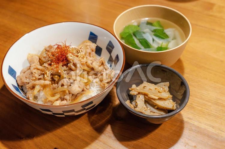 豚丼と味噌汁の和食定食セット 豚丼,丼もの,和食の写真素材