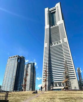 下から見上げたランドマークタワー 下から見上げたランドマークタワーの写真