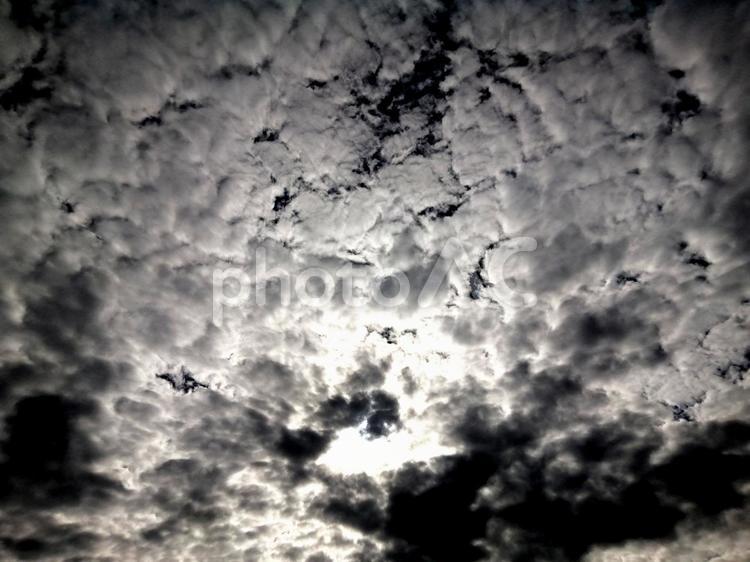 印象的な空　太陽光と雲とダークな空 印象的,ドラマチック,太陽の写真素材