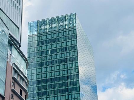 都会の高層ビル、大阪 オフィスビル,オフィス街,都会の写真素材