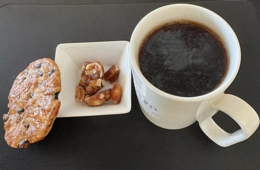 珈琲、からめる黒糖ピーナッツと丸大豆煎餅 コーヒータイム,コーヒーブレイク,コーヒーの写真素材