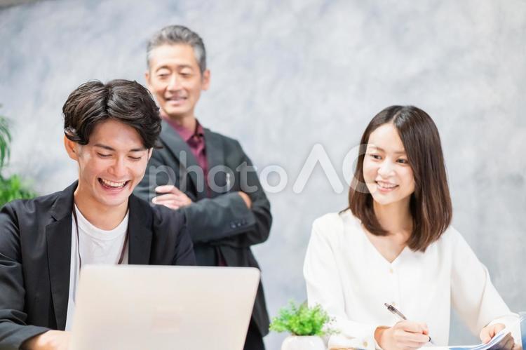 オフィスで打ち合わせをするオフィスワーカー ビジネスシーン,ビジネス,会議の写真素材