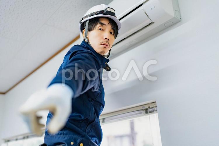 指示を出すヘルメット姿の電気工事作業員 ビジネス,ビジネスマン,男の写真素材