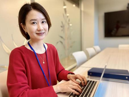 ミーティングルームで話を聞く笑顔の女性 ミーティングルームで話を聞く笑顔の女性 女性,笑顔,オフィスの写真素材