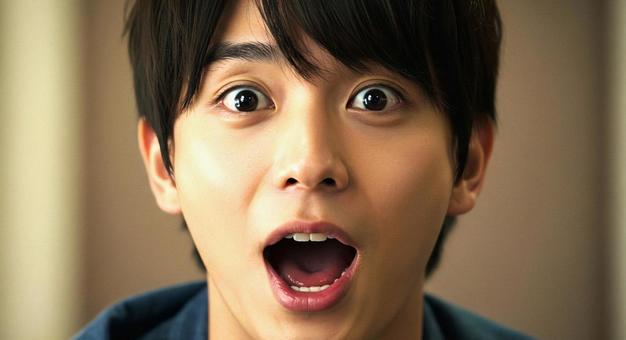 驚いている男性の写真