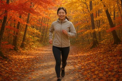 紅葉の山道で走る日本人女性 紅葉の山道で走る日本人女性の写真