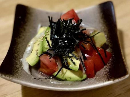 アボカドとトマトのサラダの写真