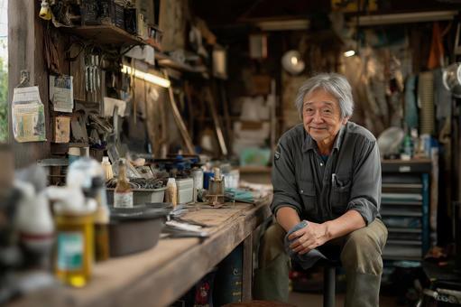 下町の町工場で働く職人・おじいさん 下町の町工場で働く職人・おじいさんの写真