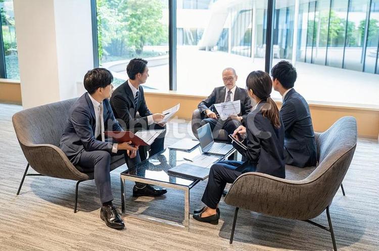 ミーティングをする男女のビジネスパーソン ミーティング,会議,会社員の写真素材