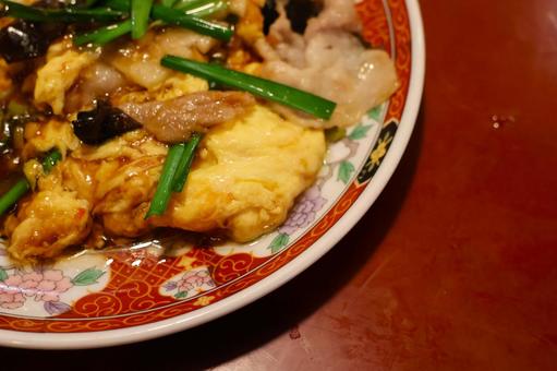 中華料理店の豚肉とキクラゲと玉子の炒め 中華料理店の豚肉とキクラゲと玉子の炒めの写真