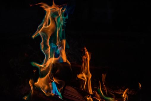 暗闇で燃える炎 暗闇で燃える炎の写真