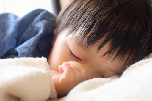 指しゃぶりで眠る男の子 寝顔,寝落ち,指しゃぶりの写真素材