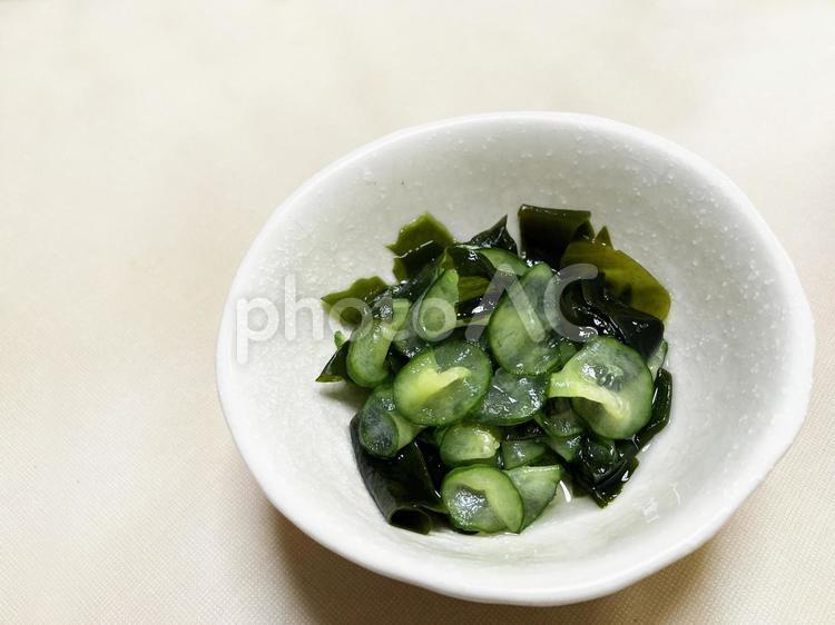 キュウリとワカメの酢の物でさっぱりと 酢の物,さっぱり,酢の写真素材