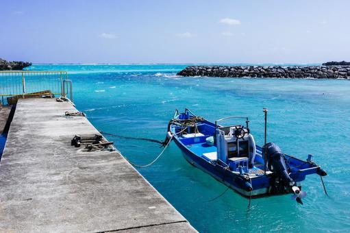 与論島の海 海,与論島,エメラルドグリーンの写真素材