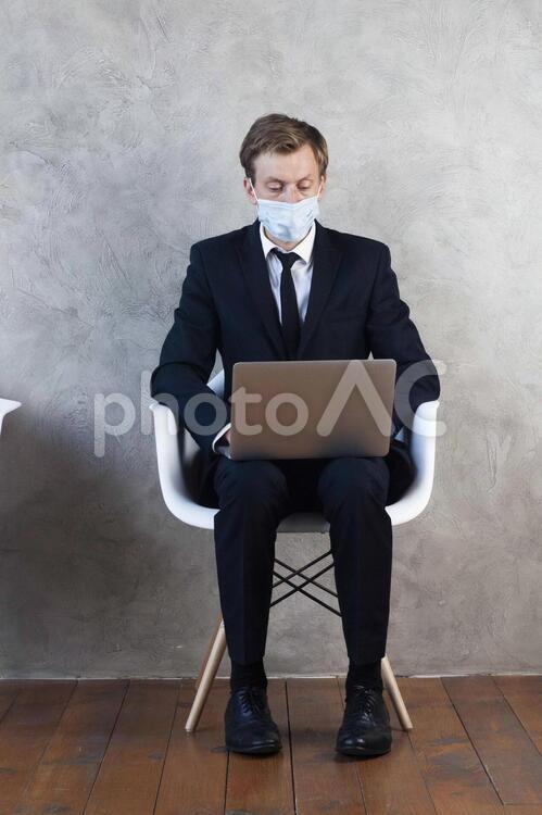 パソコンを操作する男性 失業者,男性,椅子の写真素材