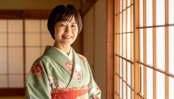 女将 旅館 着物 和服 笑顔 案内の写真
