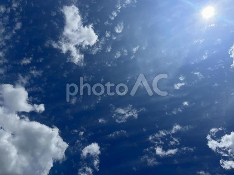 夏空、太陽と雲の交差点 空,雲,夏空の写真素材