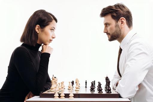 チェスで対戦する男女(白背景) チェスで対戦する男女(白背景) チェス,男女,男性の写真素材