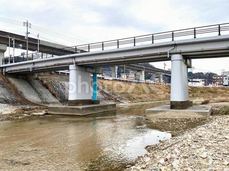 冬の河原と橋 冬の河原,河川敷,橋の写真素材