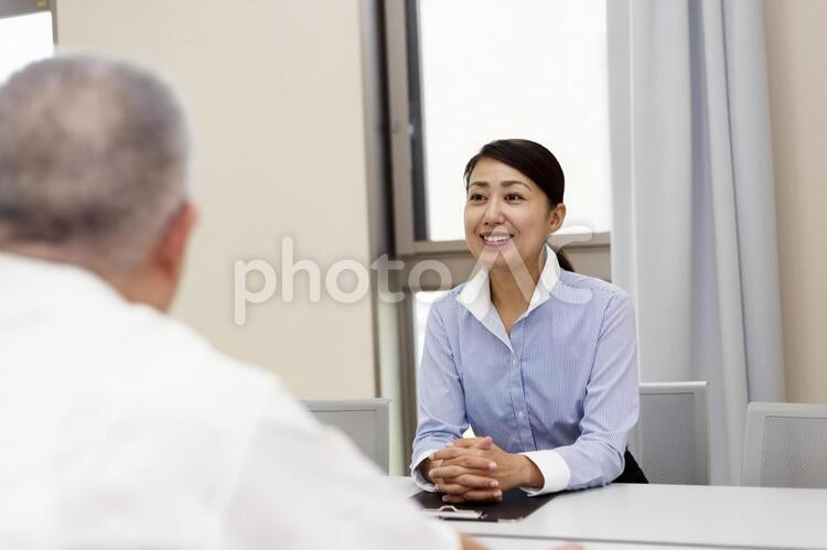 面談をしている風景 ビジネス,女性,男性の写真素材