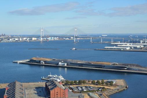 横浜ベイブリッジと大さん橋 横浜ベイブリッジと大さん橋 横浜ベイブリッジ,海,コンビナートの写真素材